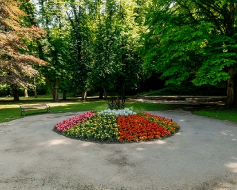 Okrogla cvetlična greda