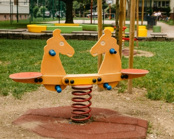 Otroška igrala na igrišču